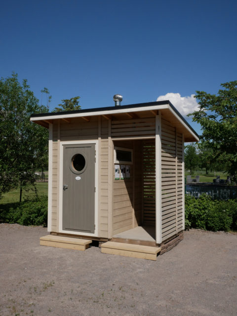 green toilet outhouse in marketanpuisto espoo (2)